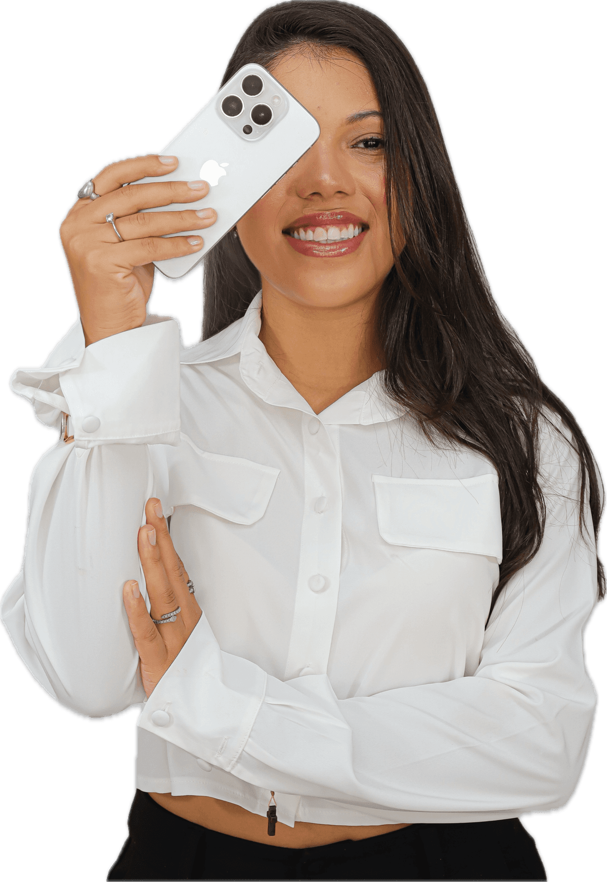 Cliente em destaque segurando um telefone.